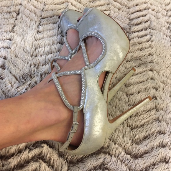 💕Badgley Mischka Silver Jeweled Strappy Platforms - Picture 6 of 8